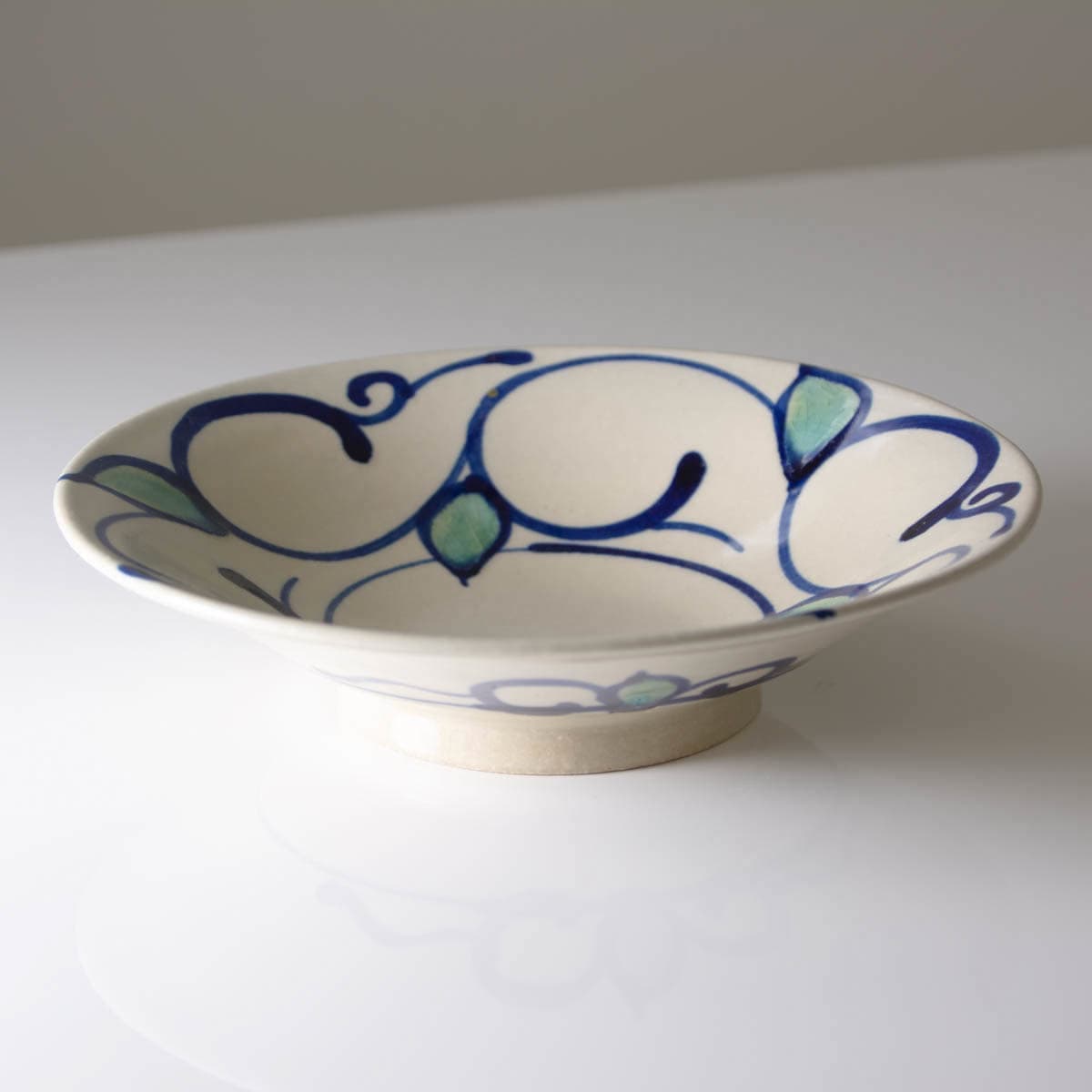 陶器工房壹 染付色差7寸皿 蕾唐草