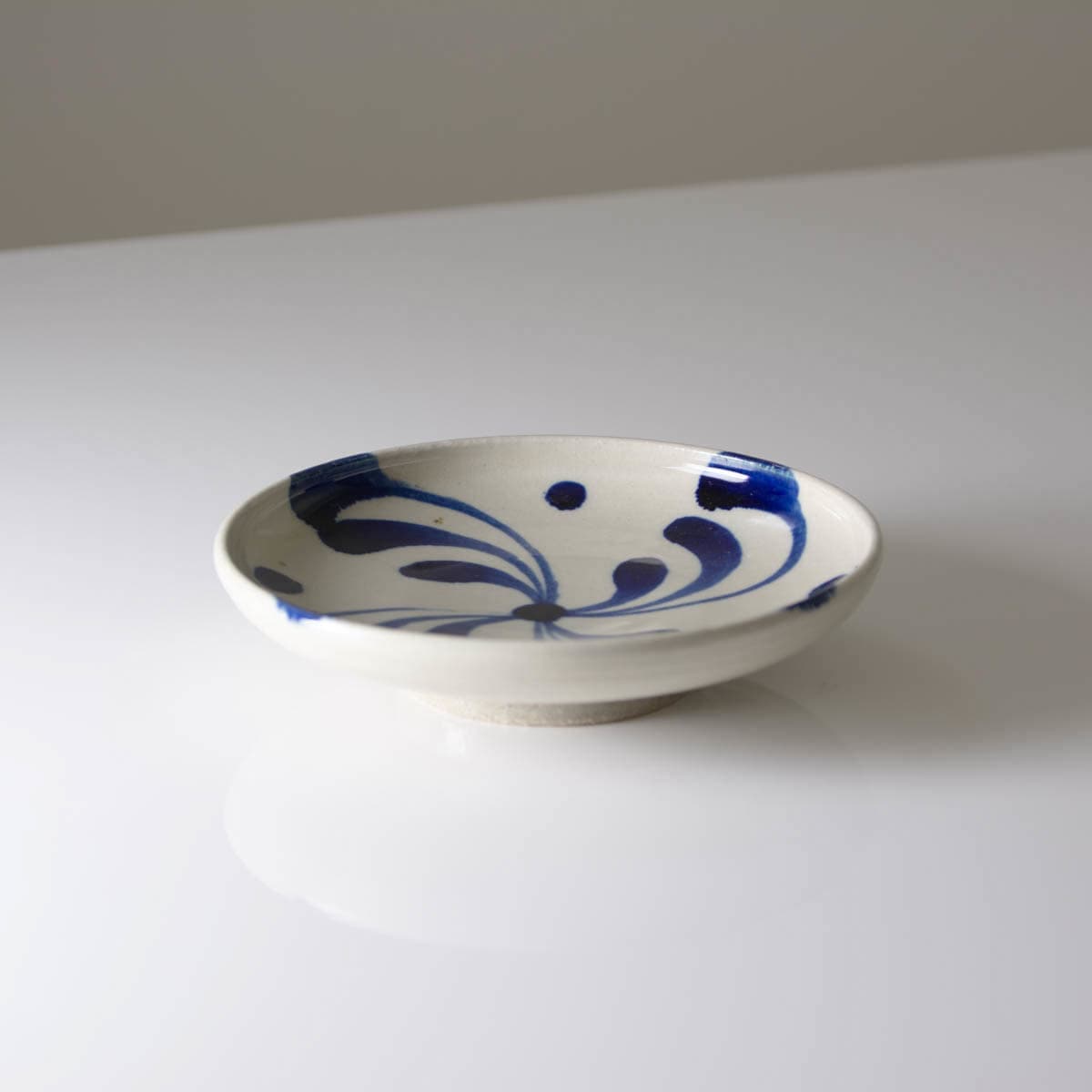 陶器工房壹 染付5寸皿 四弁花