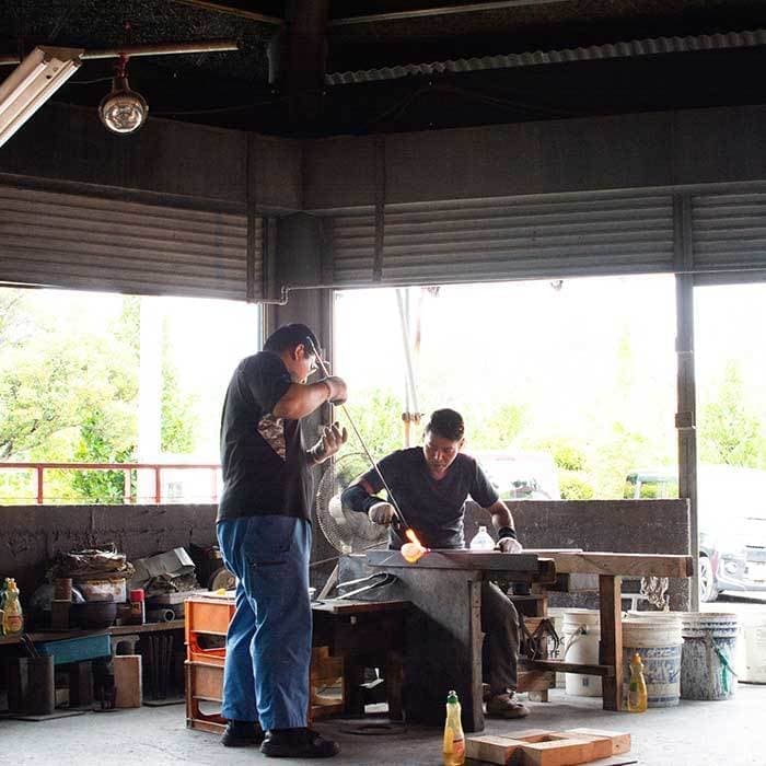 宙吹ガラス工房虹の稲嶺誠一郎ガラス制作写真