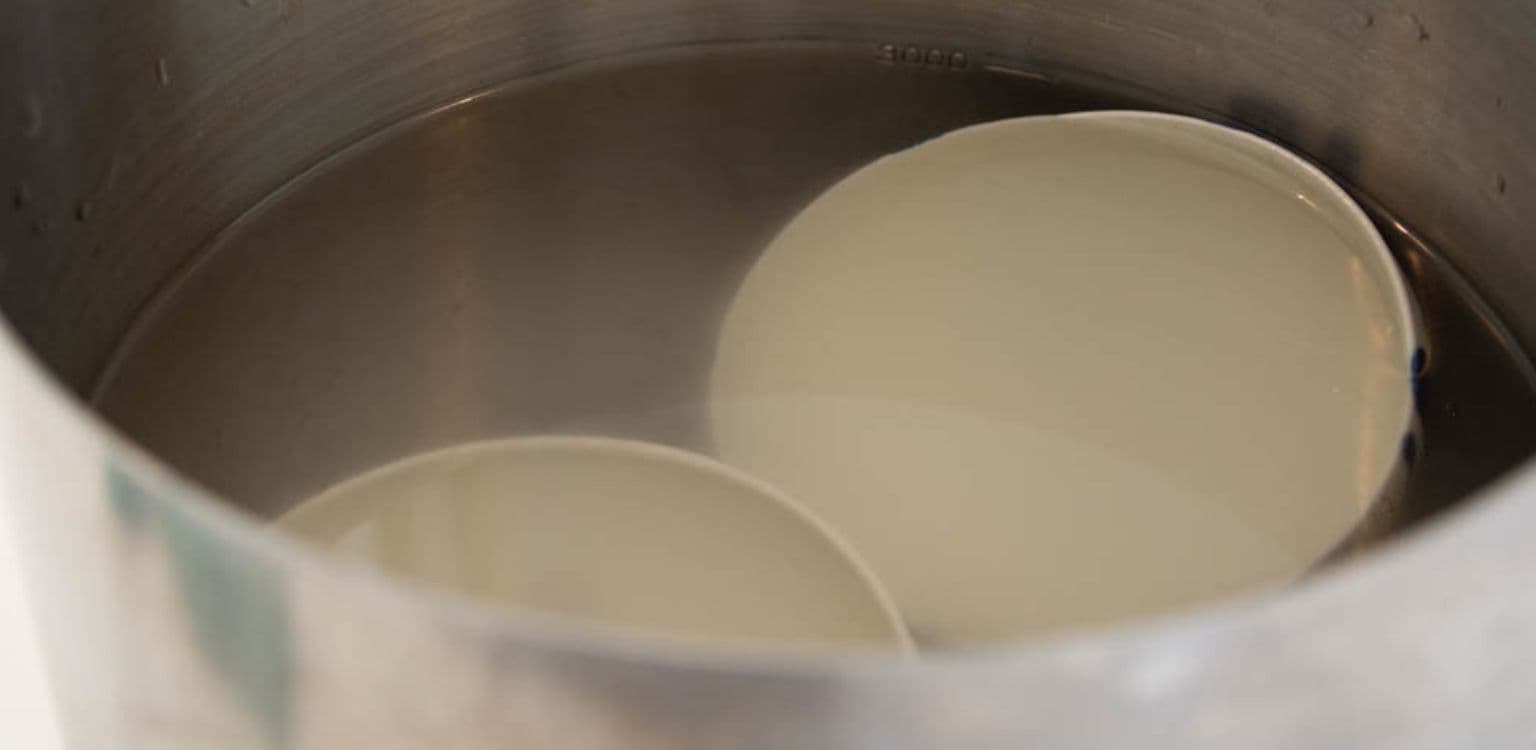 やちむん目止めの作業写真