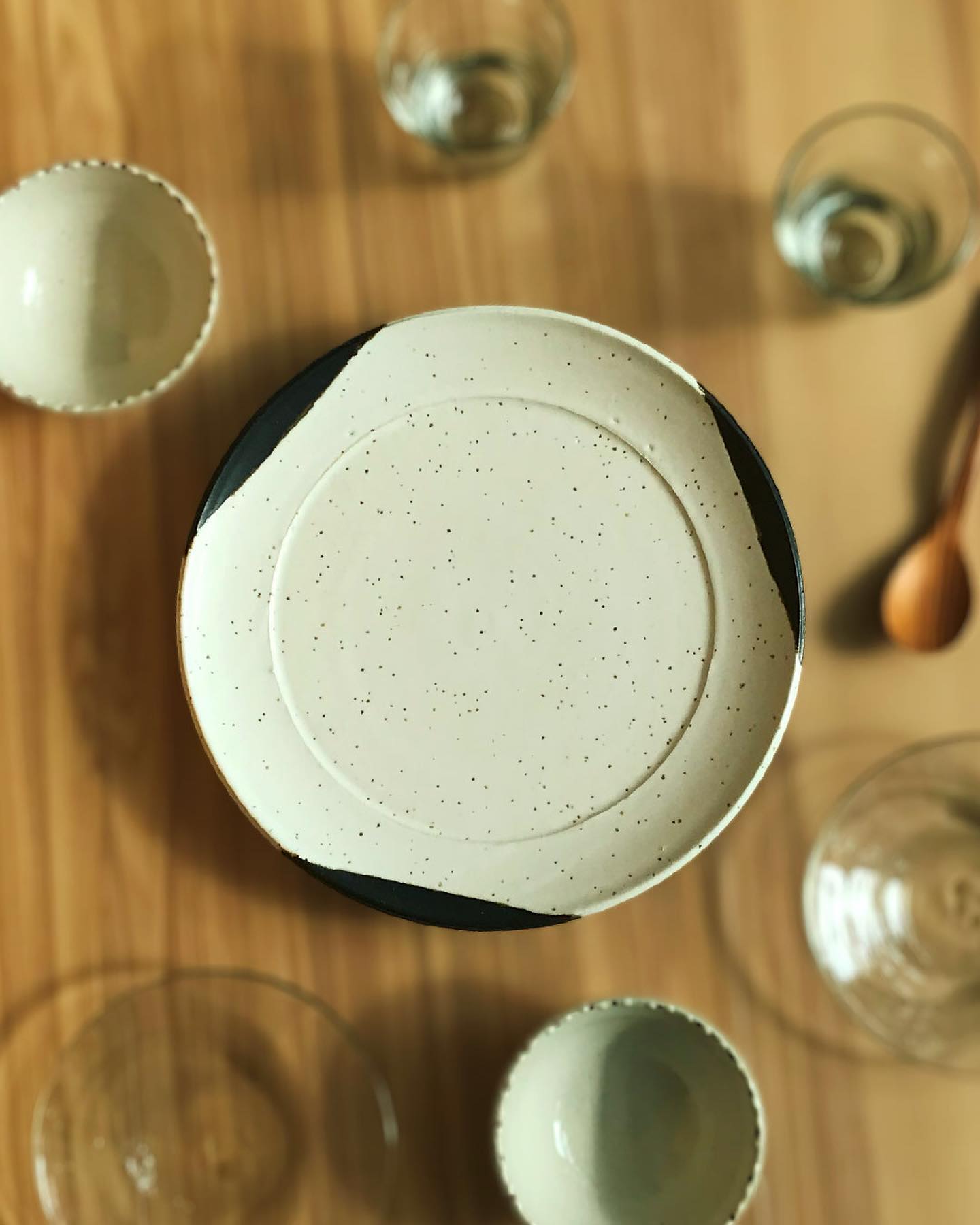 独創性溢れる大皿が新入荷です！（琉球民芸センターオンラインショップ）陶 factory509(@tou.f.509)さんの三つ足プレート大 白黒オンラインショップにて新入荷です。今回１点限りです。30㎝と大きめのお皿なので、家庭で作った大量の料理を盛り付けるのに最適！もちろんホームパーティーやお祝いの席でも活躍します。オードブルやピザ、直径21cmのケーキなどにも使えるうえ、様々な副菜とご飯を盛り付ければお一人様用のワンプレートとしても使用できる万能なお皿です。高台の三つ足が、お皿を持ち上げ独特な存在感を醸し出しています。30cmの大皿はなかなか入荷されないのでおしゃれで大きなお皿をお探しの方はぜひチェックしてみてくださいね。#やちむん #陶factory509 #大皿 #プレート #陶器 #食器好き #器好き #器のある暮らし #インテリア #沖縄 #民藝 #民芸品 #工芸品 #沖縄土産 #琉球民芸センター #国際通り #那覇空港 #石垣島 #沖縄の器を全国へお届けします