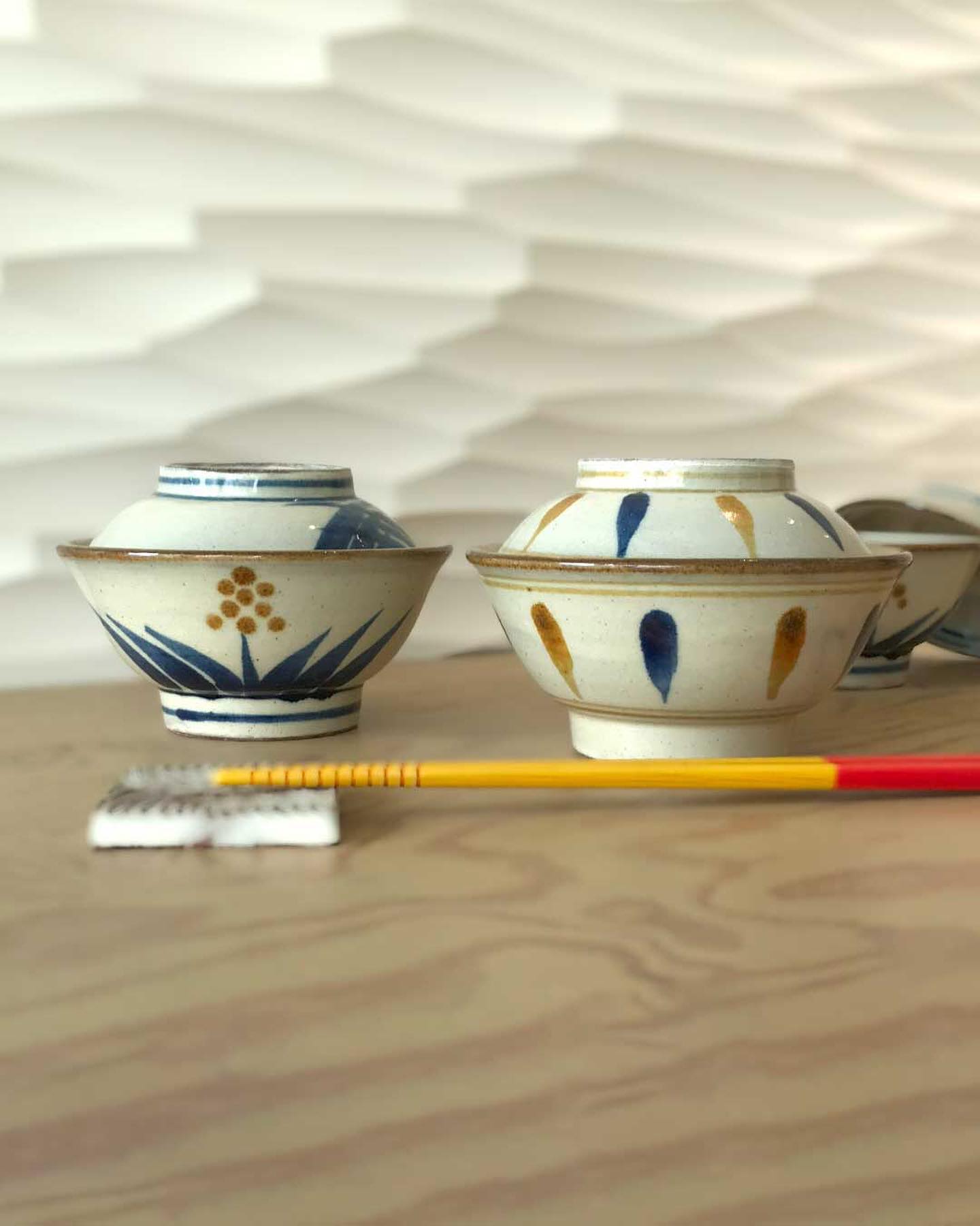 谷野陶器所さん  新入荷です。（琉球民芸センターオンラインショップ）オンラインショップで新しく谷野陶器所さんの器が仲間入りです。 谷野陶器所(@t.potterystudioo)さんの･四寸蓋付花柄 マカイ･四寸蓋付点打ゴス常秀工房での経験を生かし、「沖縄工芸の杜 サンゴ焼工房」で器作りをしながら、自身の器を作陶されている谷野さん。伝統を重んじ、シンプルで調和のとれたデザインの器を作成しており、その繊細な作業ぶりから将来の展開が期待されています。釉薬の濃淡や、蛇の目から感じる牧歌的な風合いが可愛らしさと心地よさそして伝統を感じる魅力的な器です。小皿としても使える蓋がついており、おもてなしの席を、料亭のように演出する一皿としても、うってつけのマカイです。#やちむん #谷野陶器所 #陶器 #マカイ #お茶碗 #蓋物 #蓋付き茶碗 #食器好き #器好き #器のある暮らし #インテリア #沖縄 #民藝 #民芸品 #工芸品 #沖縄土産 #琉球民芸センター #国際通り #那覇空港 #石垣島 #沖縄の器を全国へお届けします