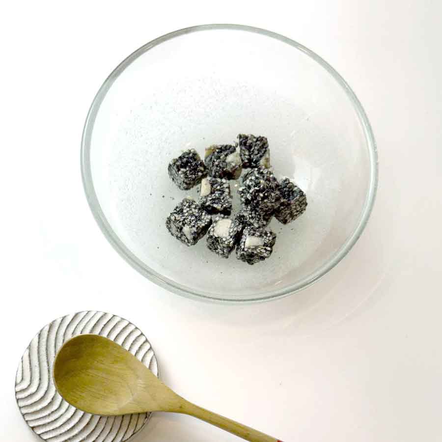 お皿に乗ったごまふくろうの写真