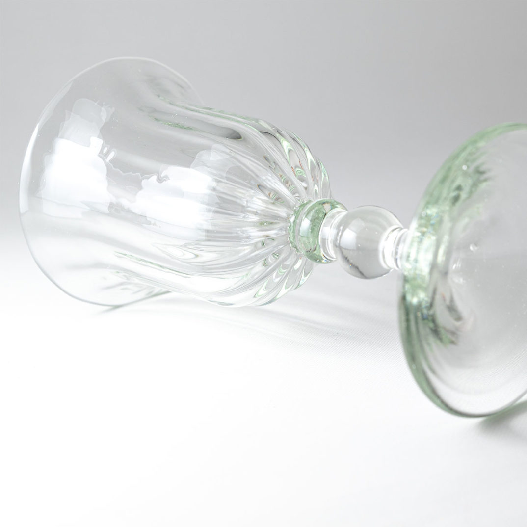 横になったワイングラス