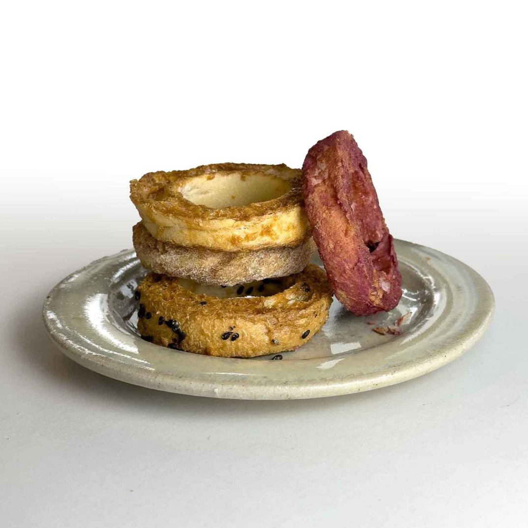 黒糖麩リング/4種類がお皿の上にある