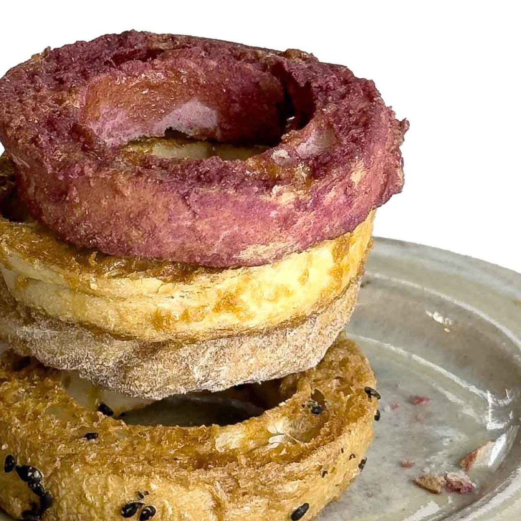 黒糖麩リング/4種類がお皿の上にある