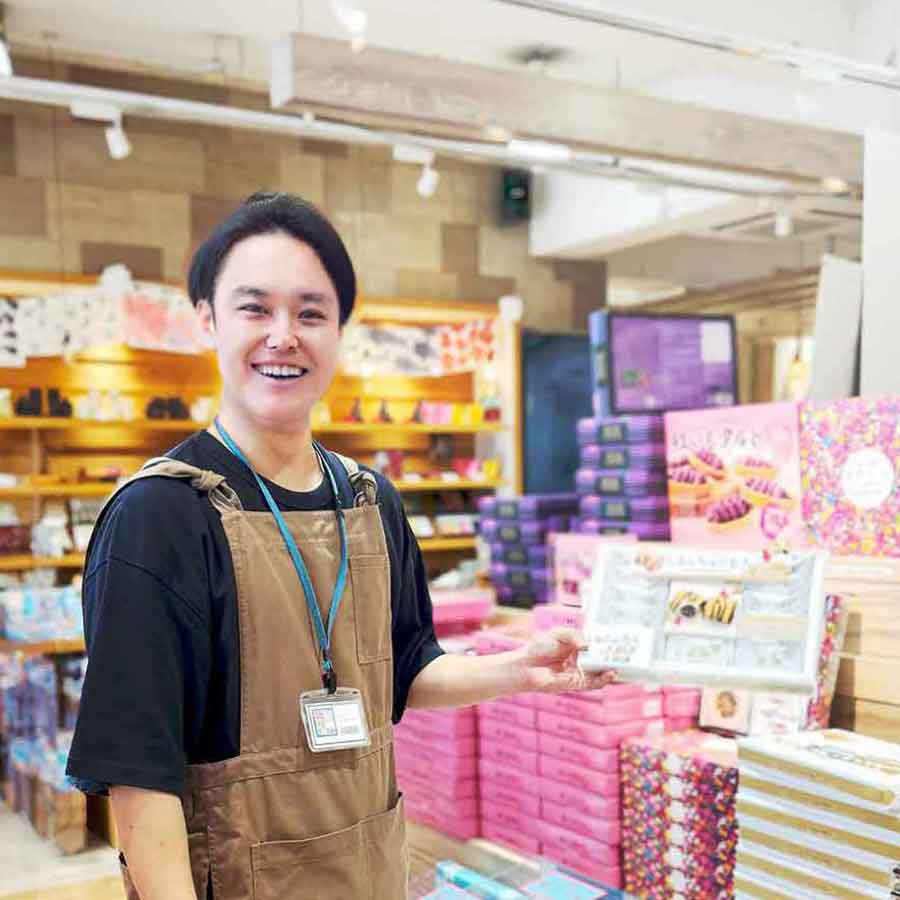 エプロンのスタッフがお出迎え